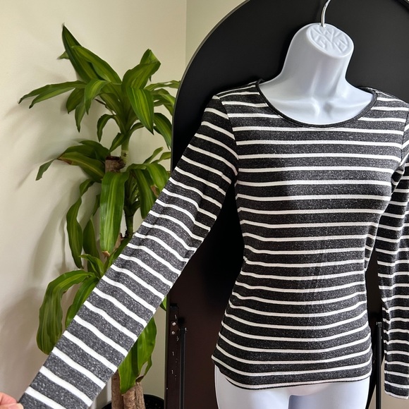 ✨3 for $18✨ Women’s Grey and White Striped Long Sleeve Top - Picture 2 of 6